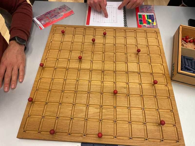 A photo of the Connectle board game at the Arithmeum in Bonn is shown.